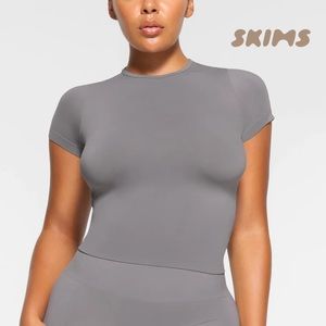 NWT SKIMS SOFT SMOOTHING SEAMLESS T-SHIRT in Pacific (SOLD OUT EVERYWHERE)
